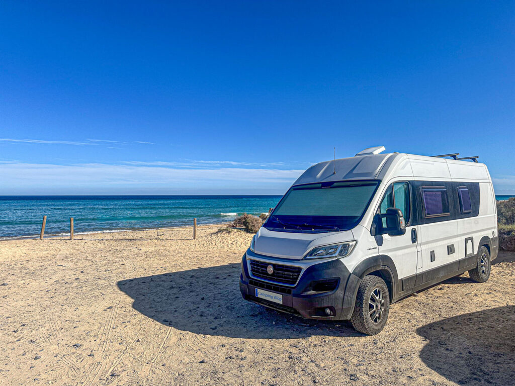 Mit dem Wohnmobil am Strand Stellplatz