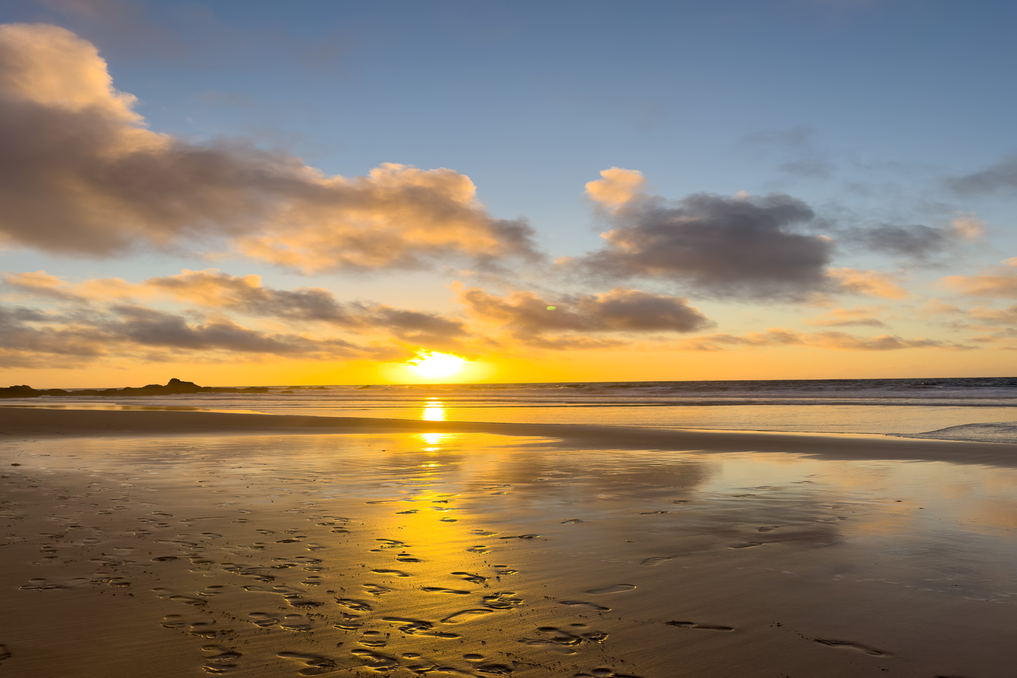 Camping am Strand, der Sonnenuntergang direkt am Meer