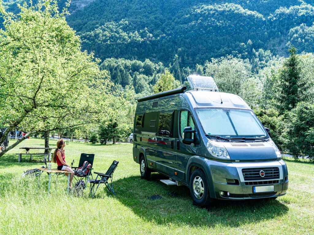 Campingplatz-auf-der-Wiese