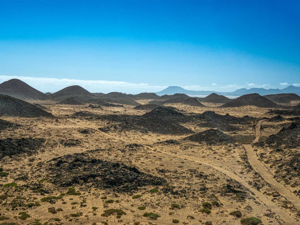 Wüste-mit-Wege-und-Hügel